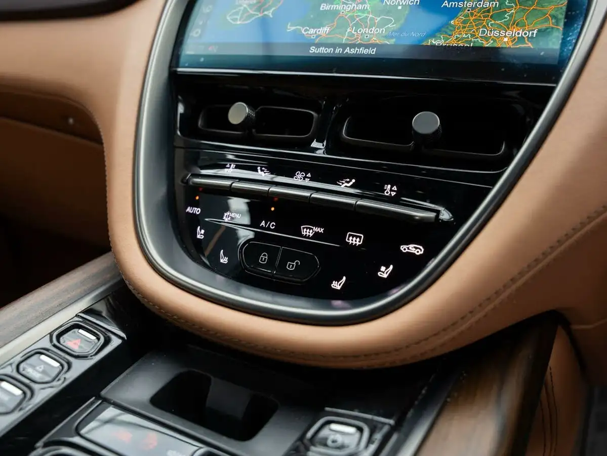 2021-aston-martin-dbx-40-v8-big-9