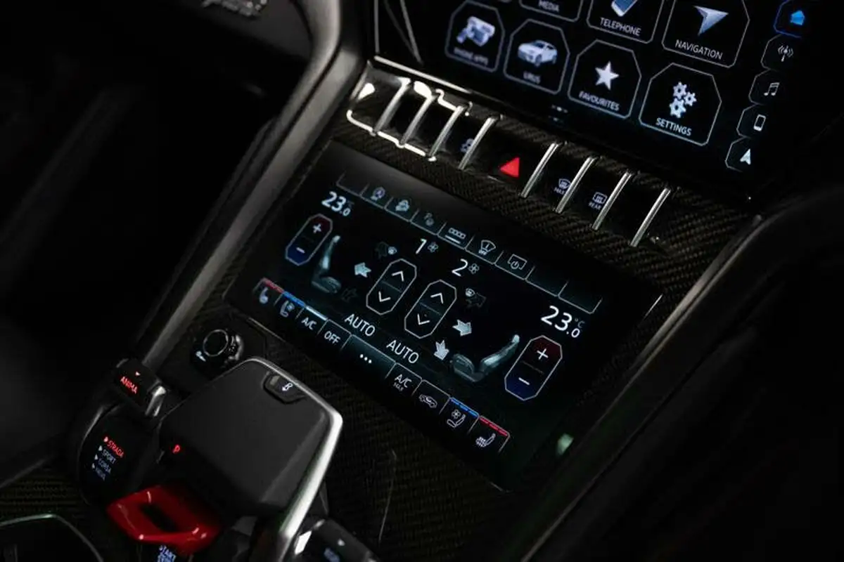 2022-lamborghini-urus-40-no-trim-big-13