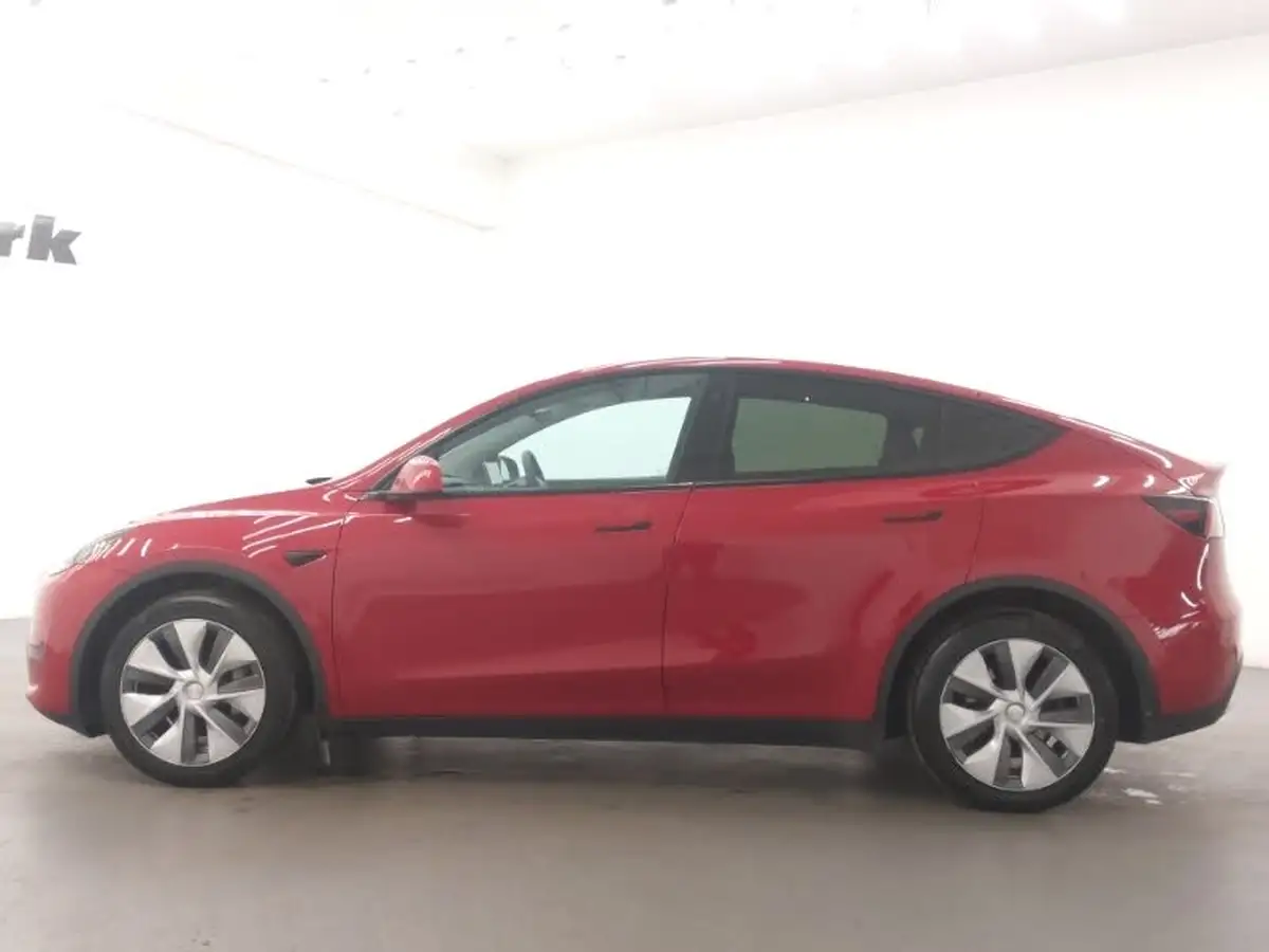2022-tesla-model-y-e-long-range-big-3