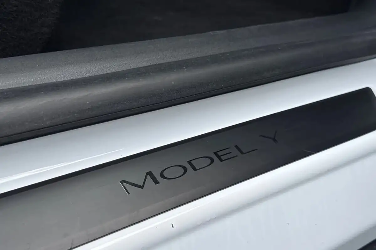 2022-tesla-model-y-e-long-range-big-35