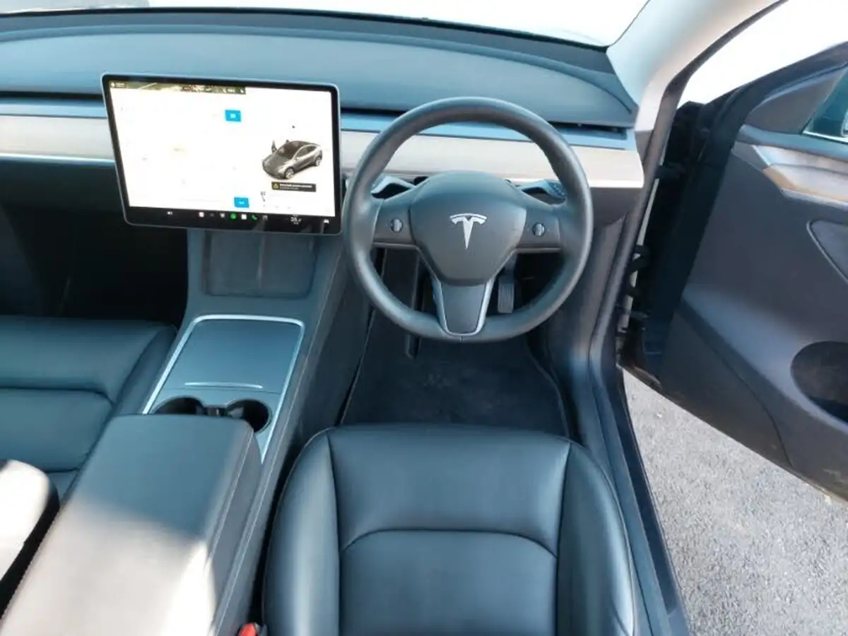 2022-tesla-model-y-e-long-range-big-10