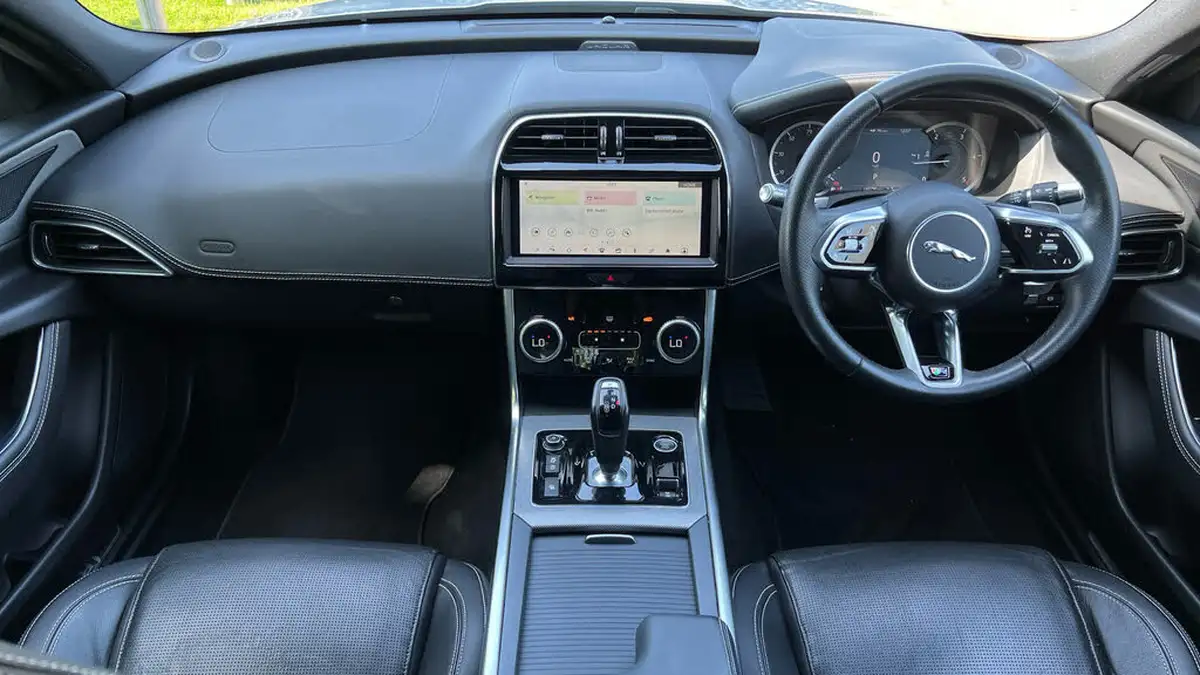 2019-jaguar-xe-20d-r-dynamic-s-awd-big-8