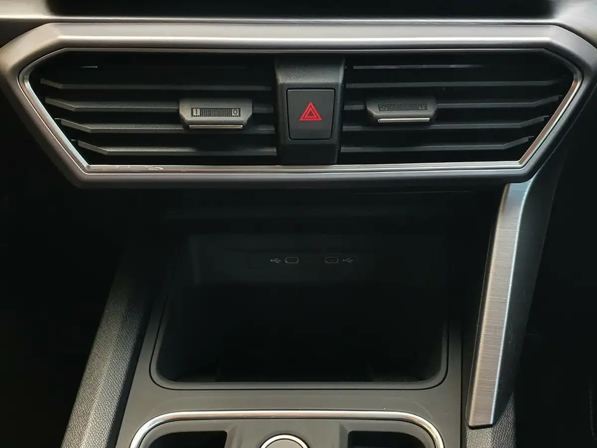 2024-seat-leon-14-e-hybrid-fr-hatchback-big-18