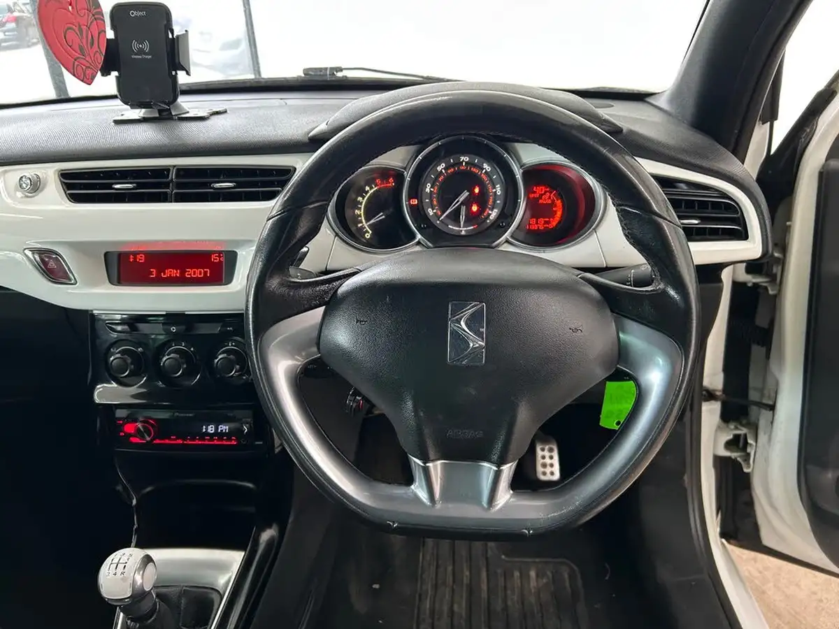 2010-citroen-ds3-16td-black-big-8