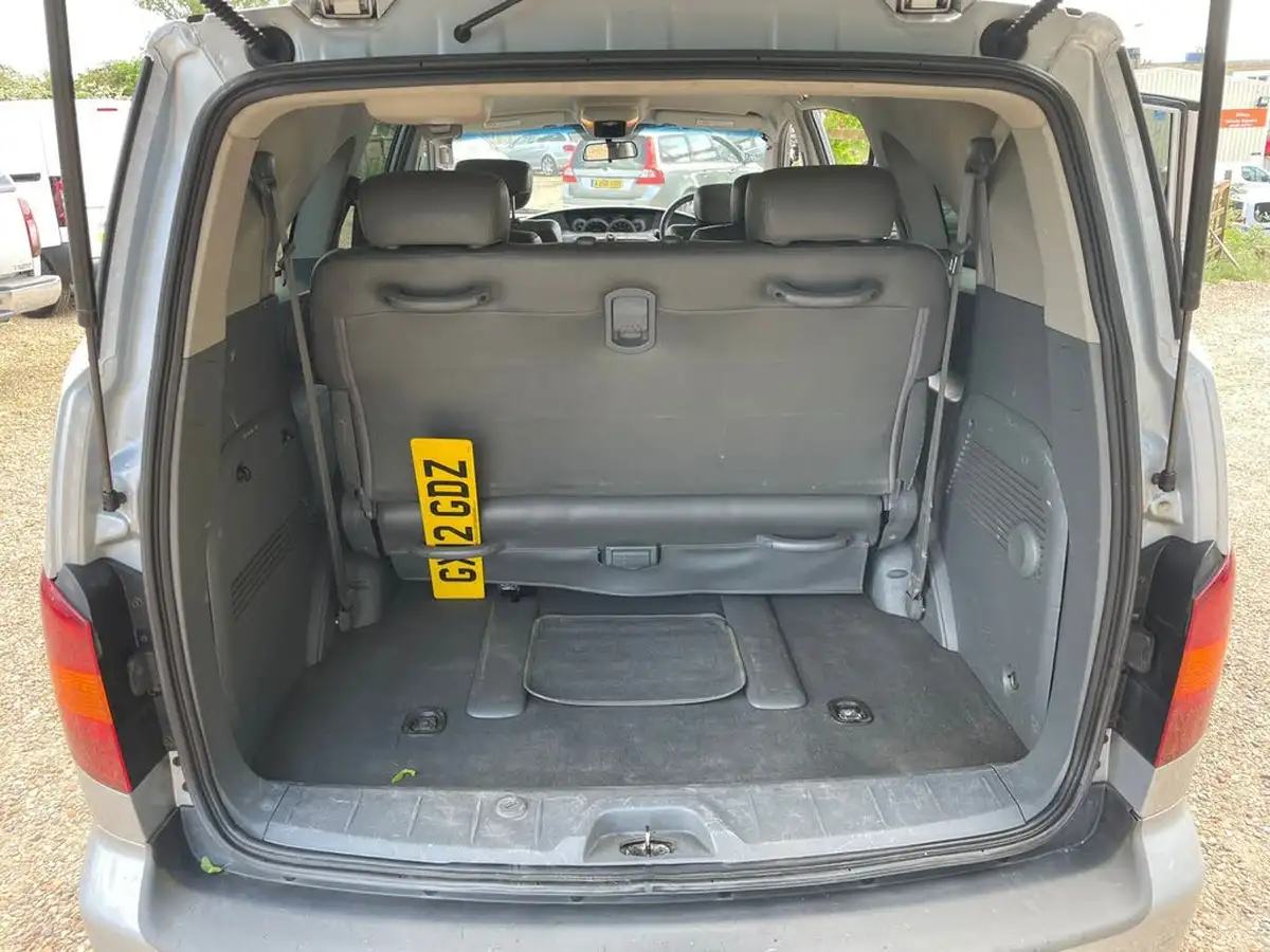2012-kgm-ssangyong-rodius-27td-es-big-15