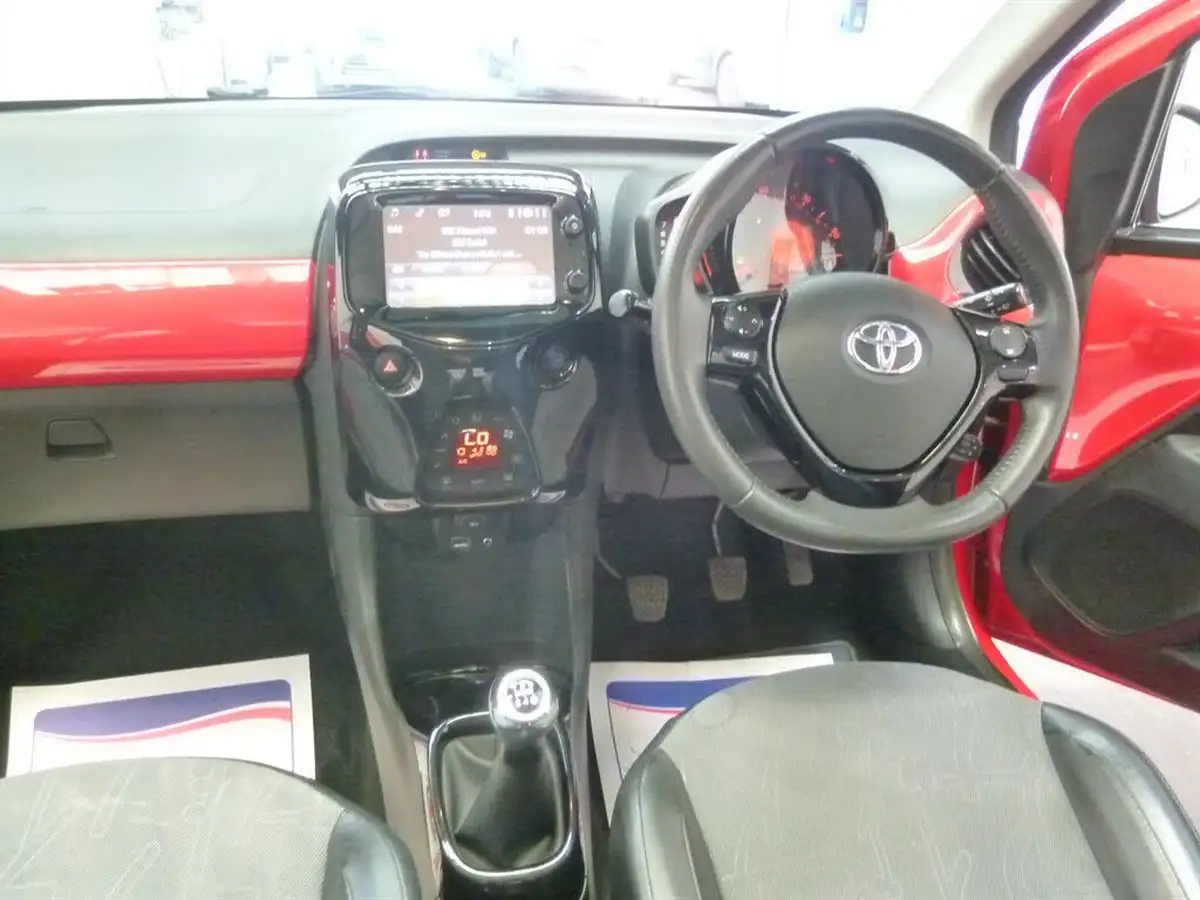 2015-toyota-aygo-10-x-pression-x-wave-x-tra-convenience-x-nav-big-10