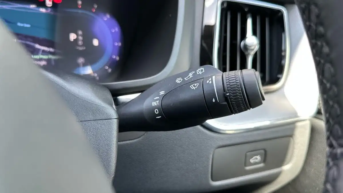 2022-volvo-xc60-20-b5-plus-big-22