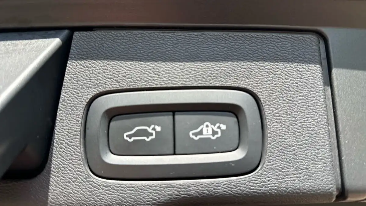 2022-volvo-xc60-20-b5-plus-big-46