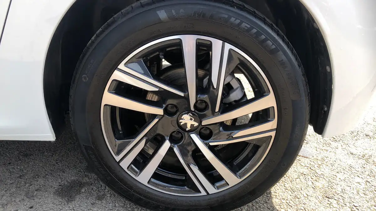 2023-peugeot-208-12-puretech-allure-premium-100ps-big-15