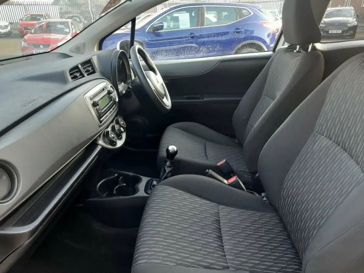 2013-toyota-yaris-10-edition-3d-big-14