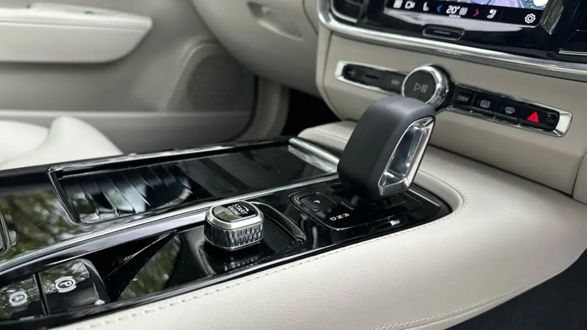 2025-volvo-v90-20-t6-plus-345bhp-dark-big-13
