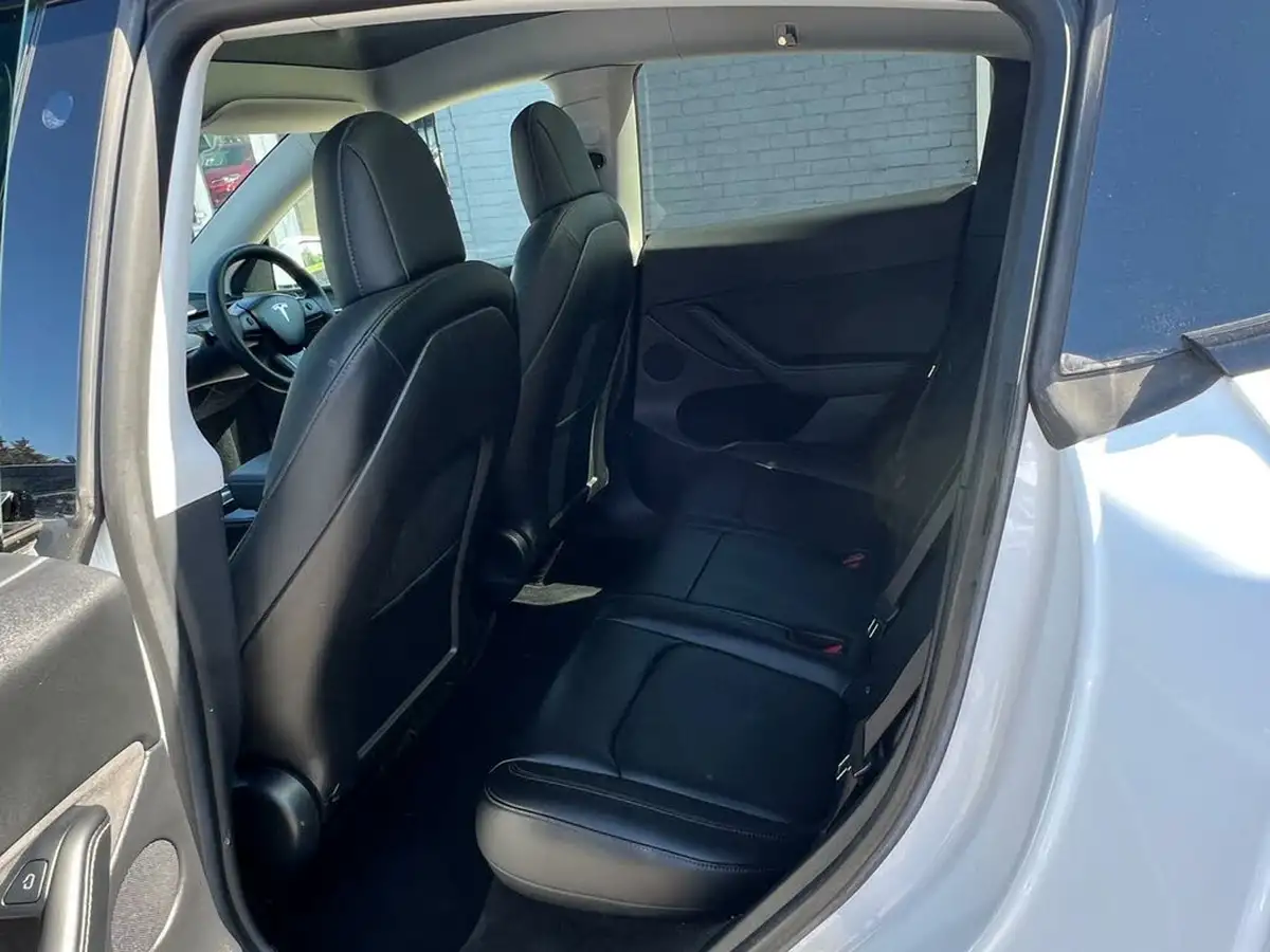 2022-tesla-model-y-e-long-range-big-15