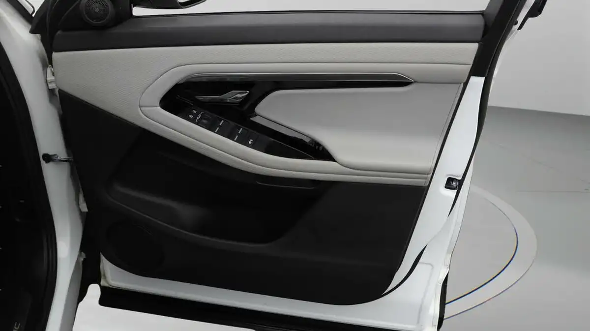 2023-land-rover-range-rover-evoque-15-p300e-r-dynamic-s-big-14