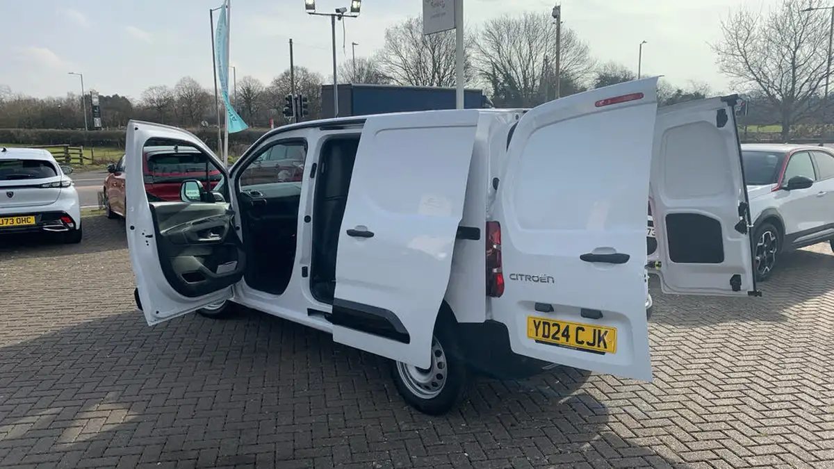2024-citroen-berlingo-15-bluehdi-m-enterprise-100pseu6e-big-28