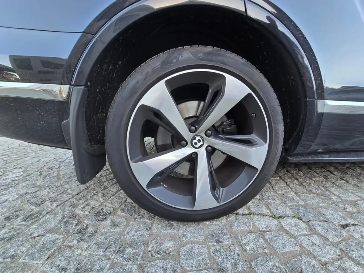 2019-bentley-bentayga-40-v8-big-6
