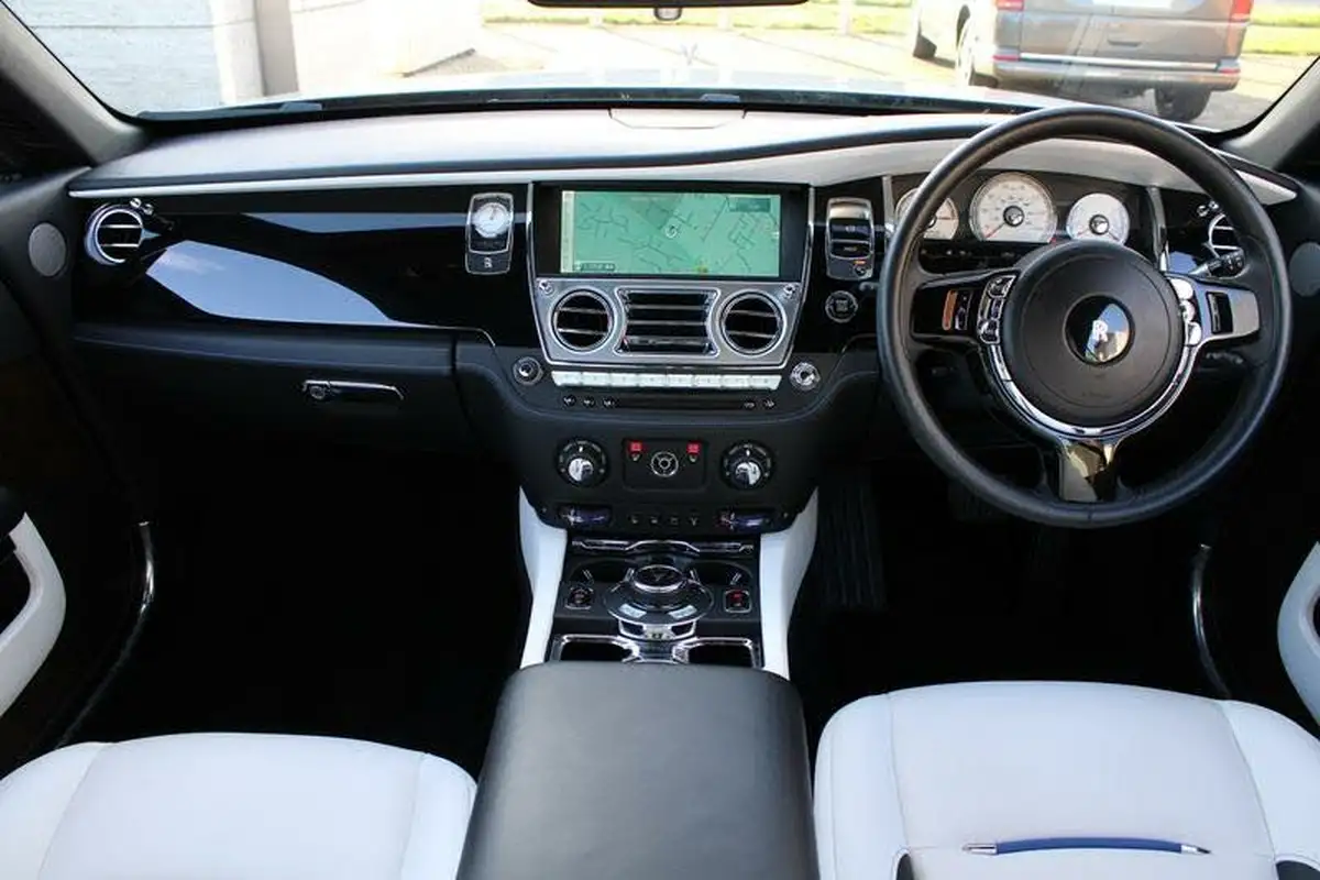 2016-rolls-royce-wraith-66-big-17