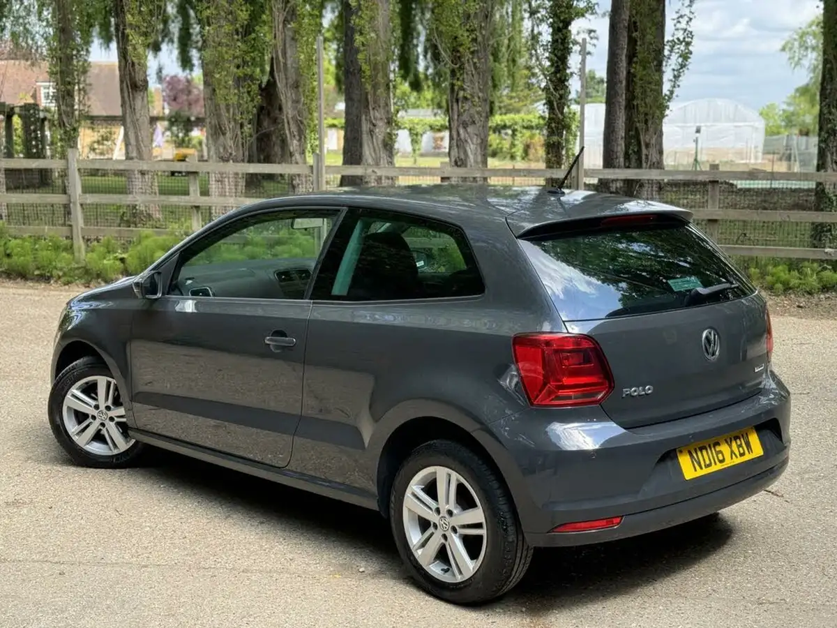 2016-volkswagen-polo-10-match-60ps-3d-big-10