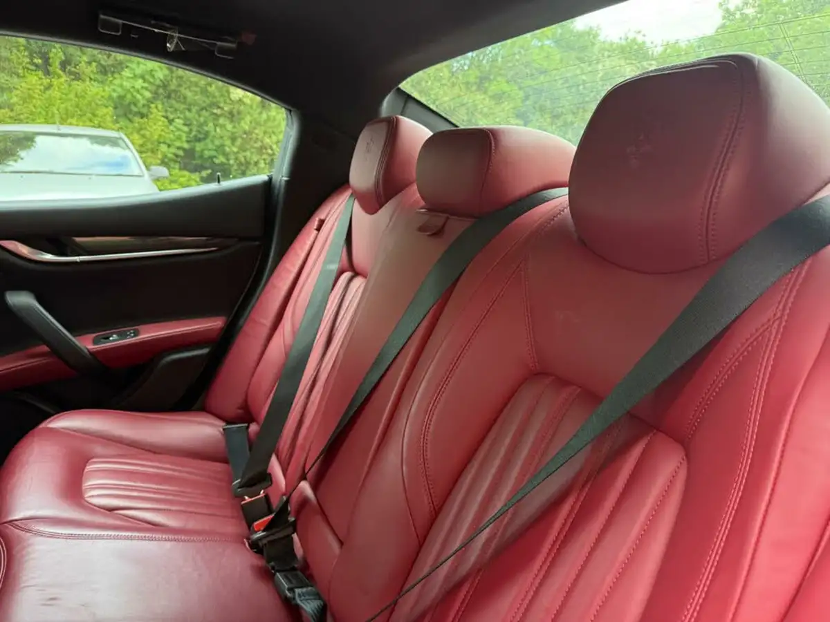 2015-maserati-ghibli-30-big-28