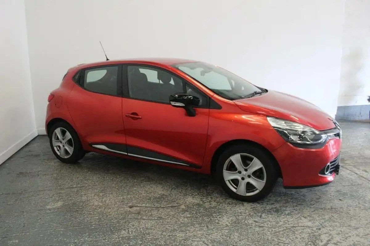 2015-renault-clio-12-dynamique-nav-big-2