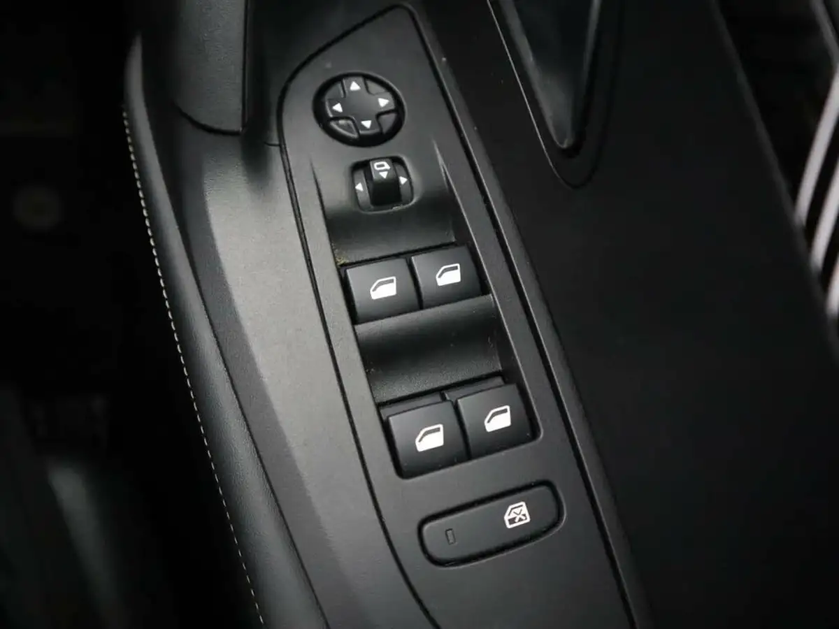 2024-peugeot-2008-suv-e-allure-136ps-50kwh-big-25