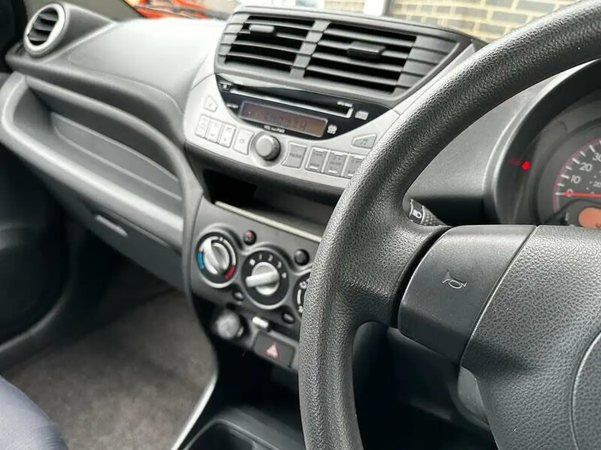 2014-suzuki-alto-10-sz3-big-17