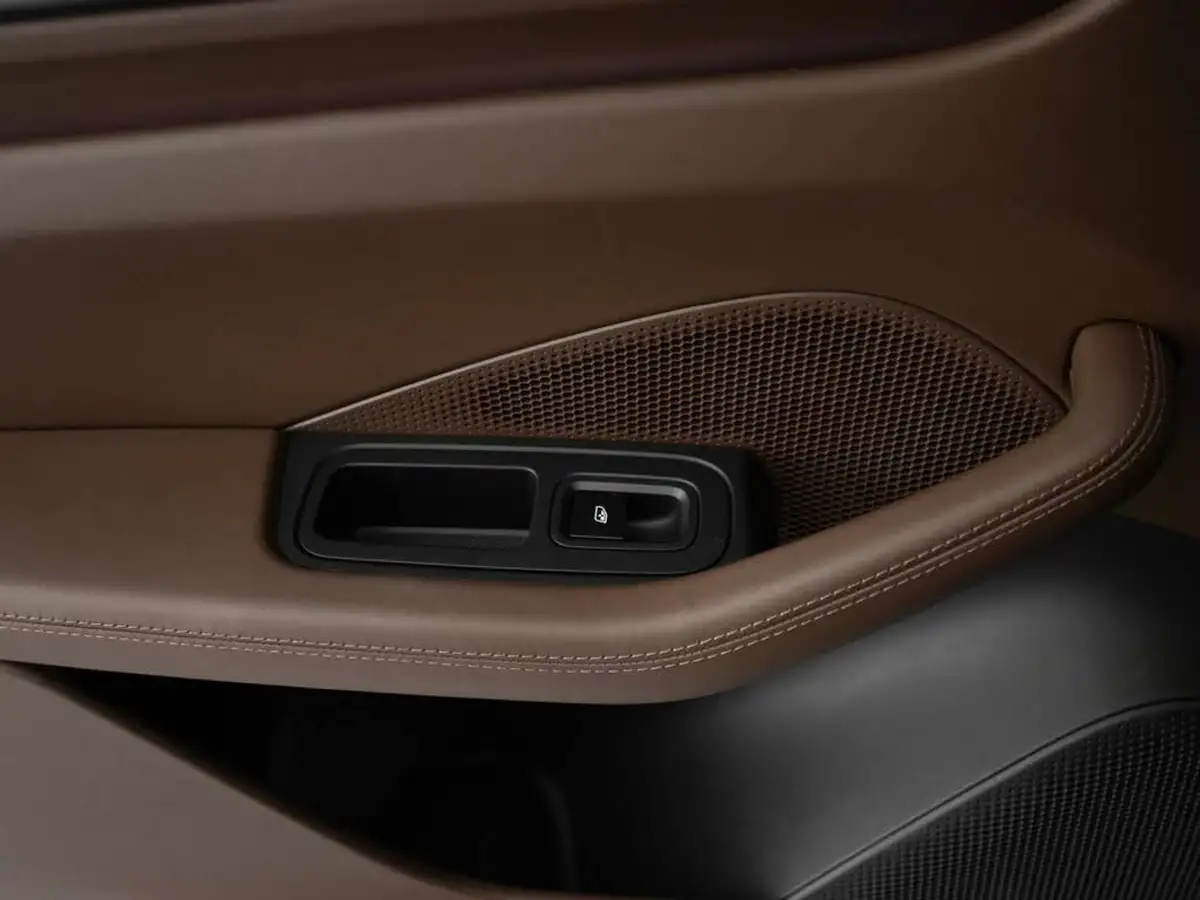 2024-porsche-macan-e-turbo-electric-big-26