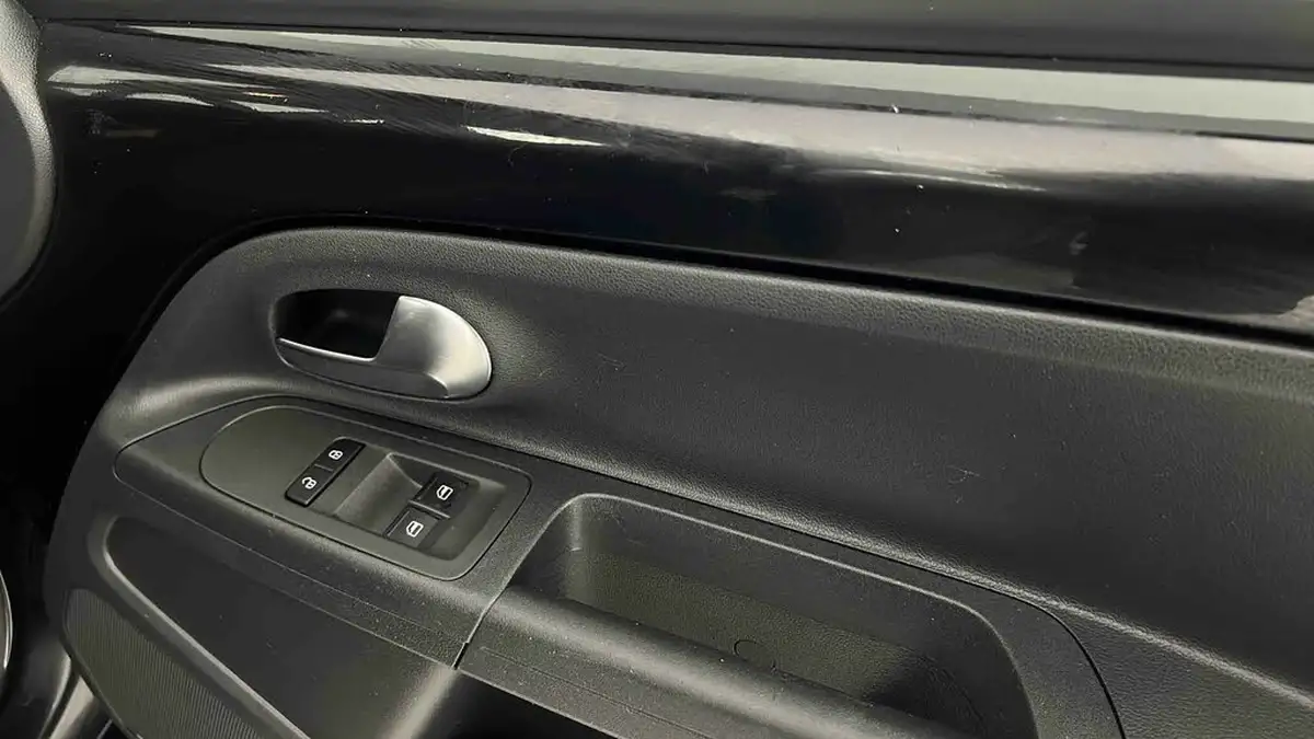 2016-volkswagen-up-10-move-up-5d-big-25