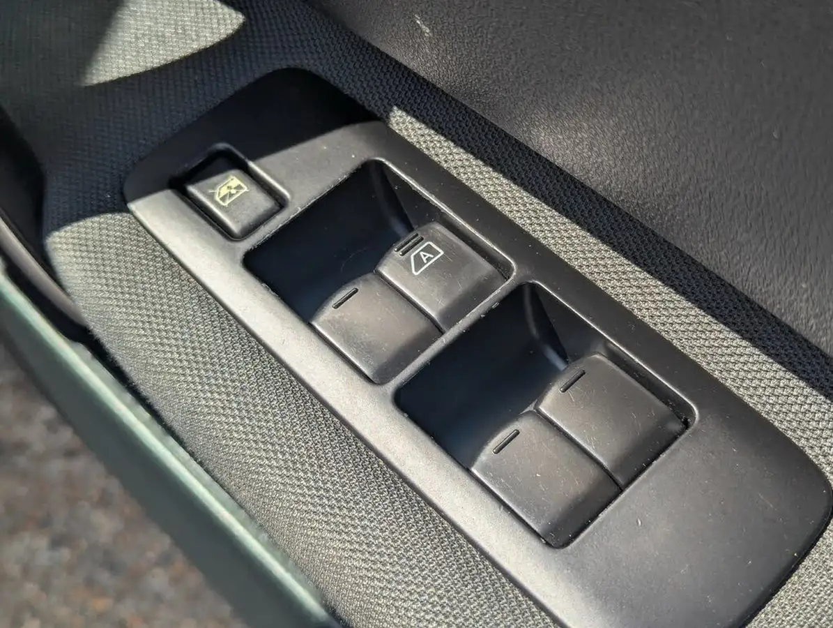 2013-nissan-qashqai-16-acenta-big-13