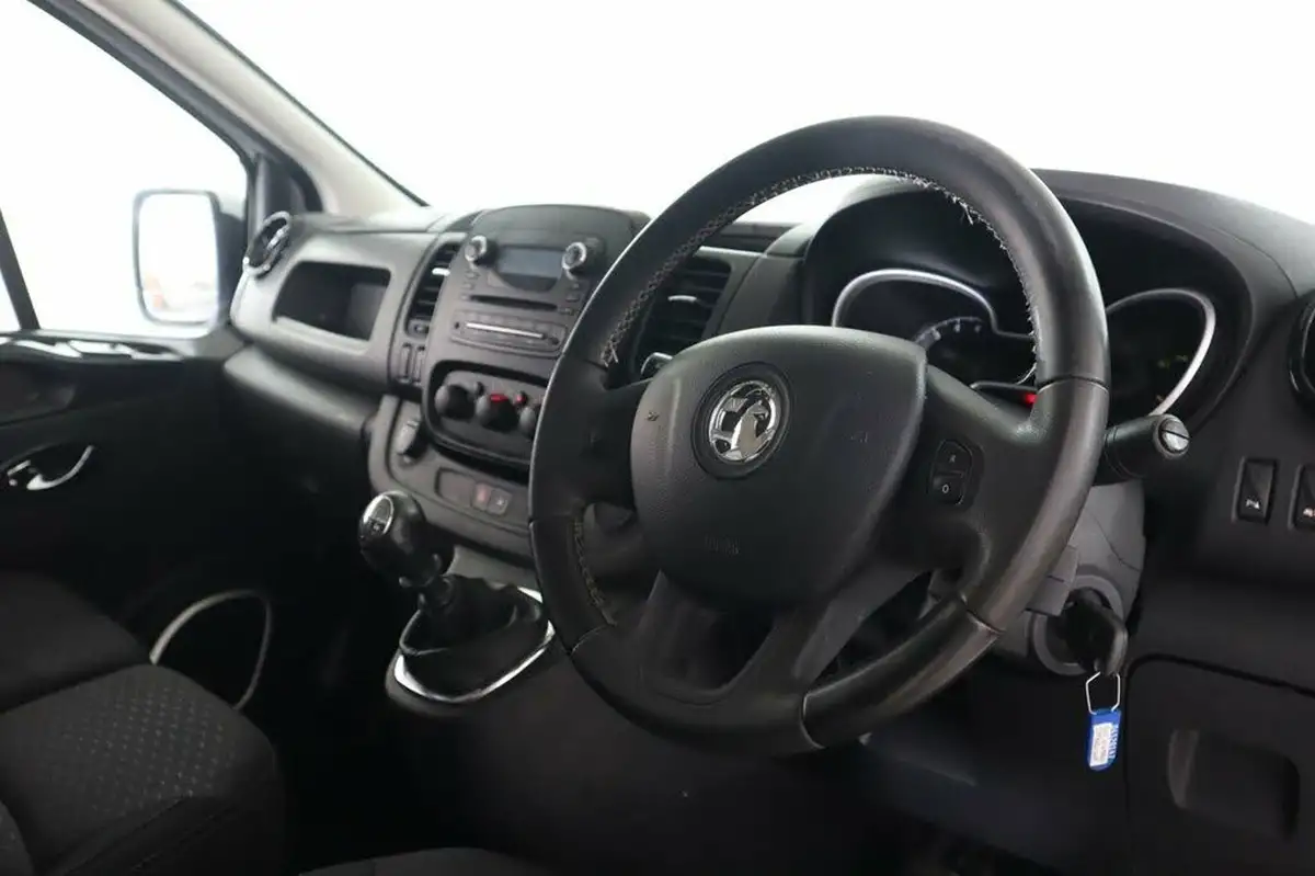 2015-vauxhall-vivaro-16cdti-sportive-2900-l2h1-panel-big-14