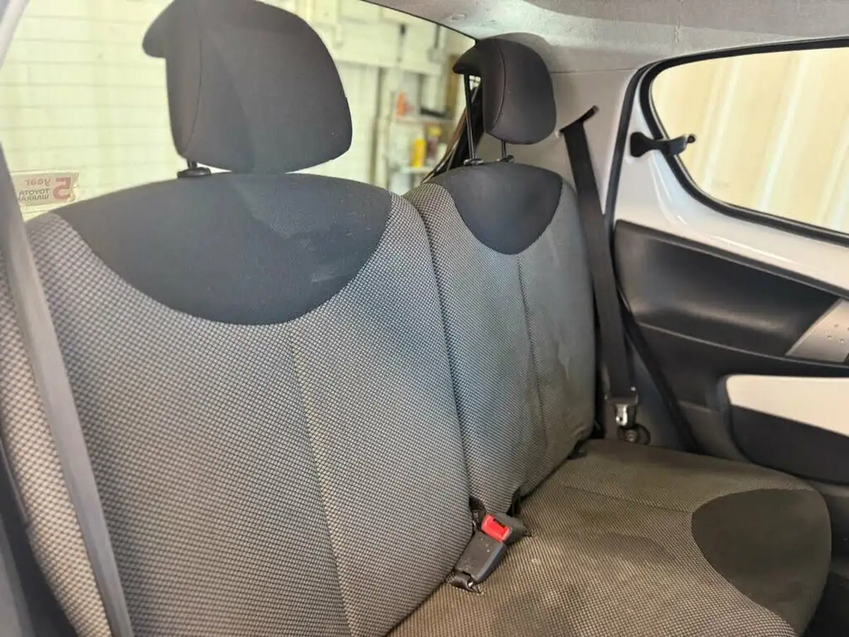 2014-toyota-aygo-10-mode-ac-5d-big-8