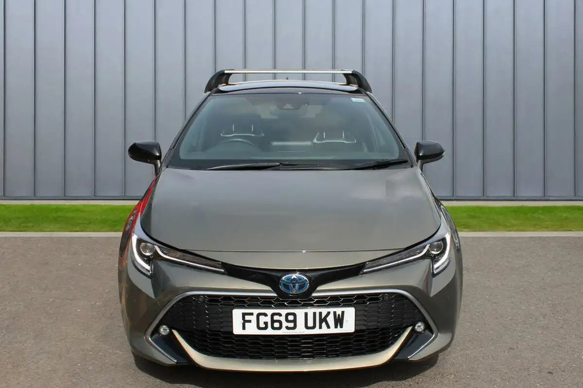 2019-toyota-corolla-18-vvt-i-excel-trk-hatchback-big-2