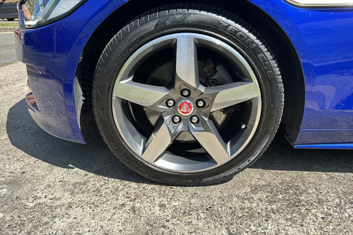 2017-jaguar-xe-20d-r-sport-180ps-1999cc-auto-big-24
