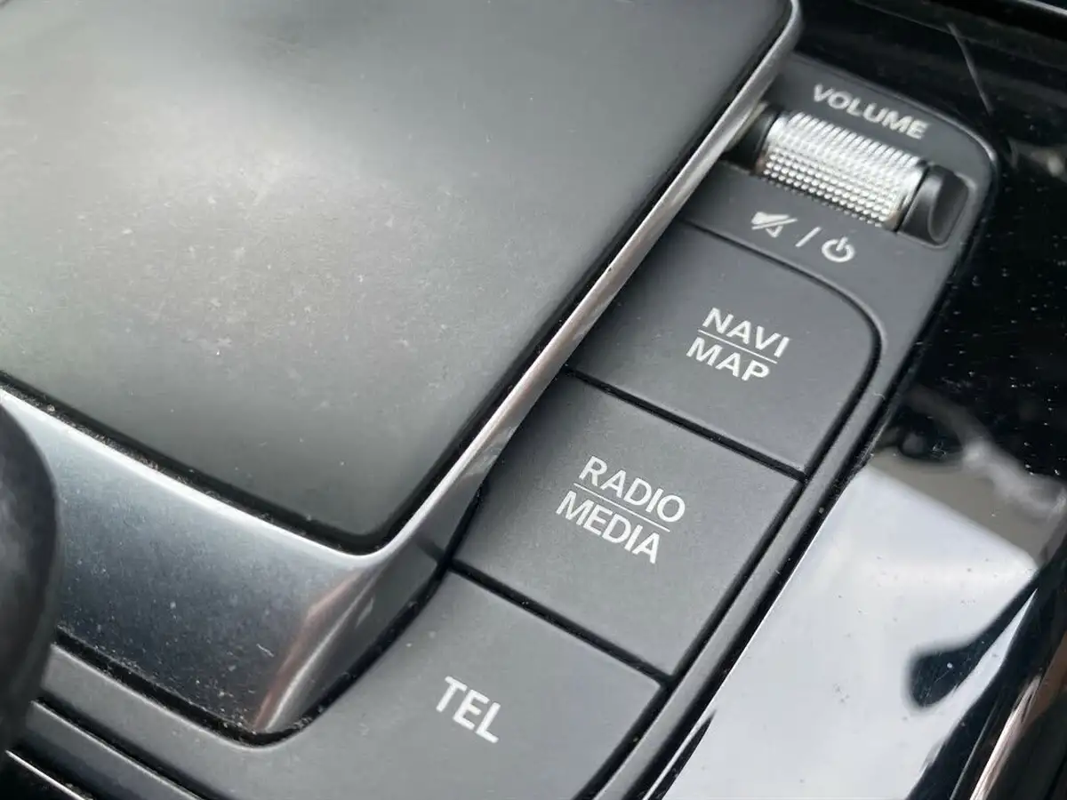 2020-mercedes-benz-a-class-20d-a200d-amg-line-hatchback-5d-big-11