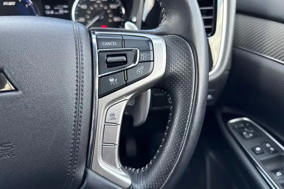 2019-mitsubishi-outlander-24-dynamic-safety-phev-big-39