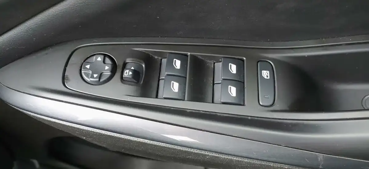 2020-vauxhall-grandland-x-12-elite-nav-big-39