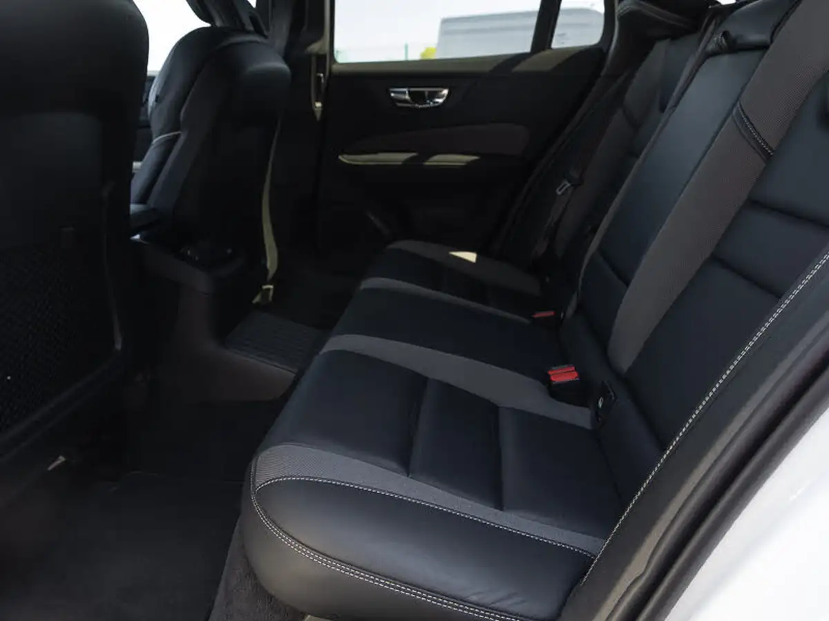 2022-volvo-v60-20-t6-r-design-350bhp-plug-in-hybrid-big-5