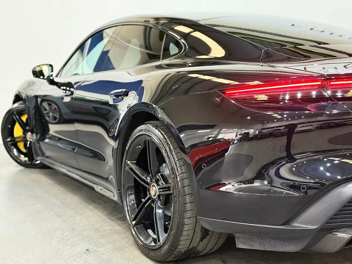 2020-porsche-taycan-e-turbo-s-big-22