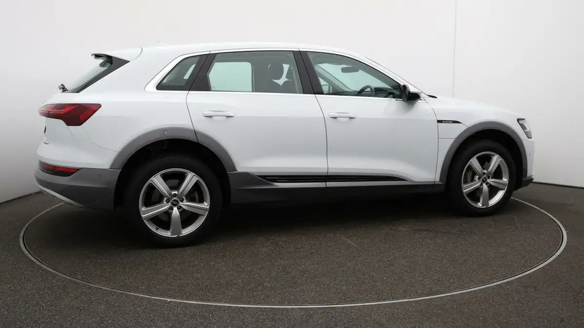 2022-audi-e-tron-55e-technik-station-wagon-big-42