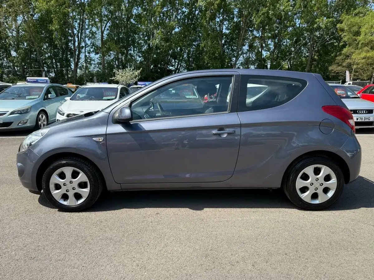 2011-hyundai-i20-12-comfort-3d-big-7
