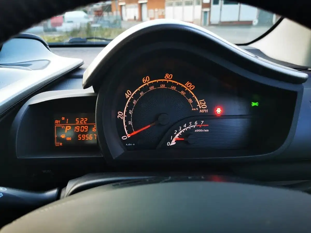 2010-toyota-iq-10-2-multidrive-big-9