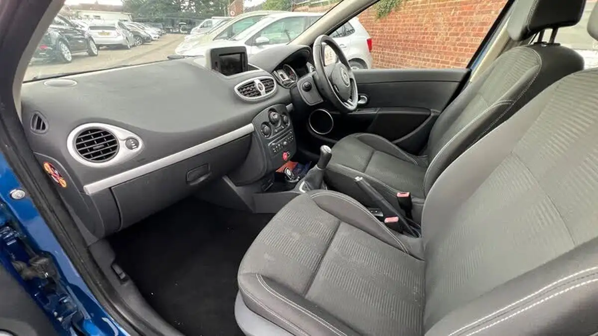 2011-renault-clio-15td-dynamique-tom-tom-15dci-fap-hatchback-5d-big-11