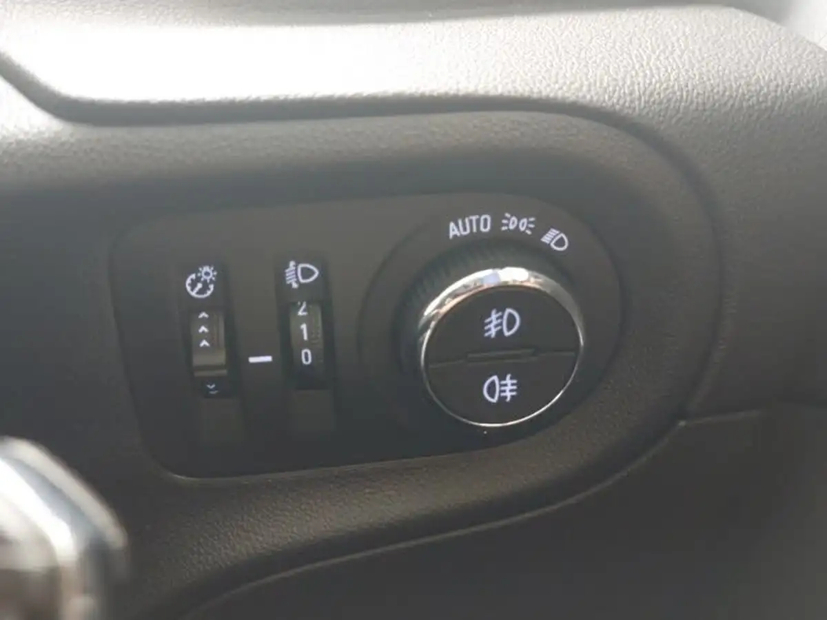 2020-vauxhall-grandland-x-12-sri-nav-big-11