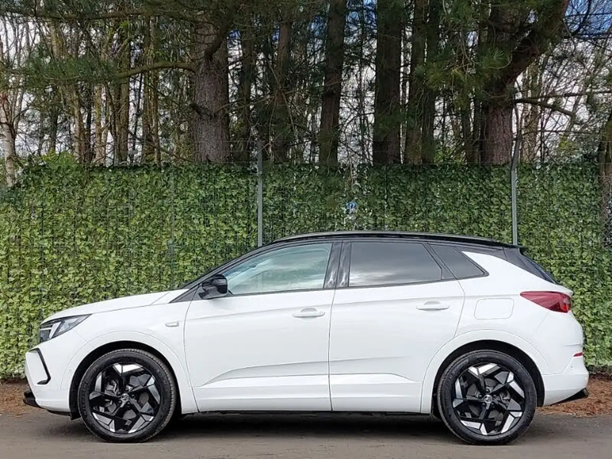 2023-vauxhall-grandland-16-gse-big-3