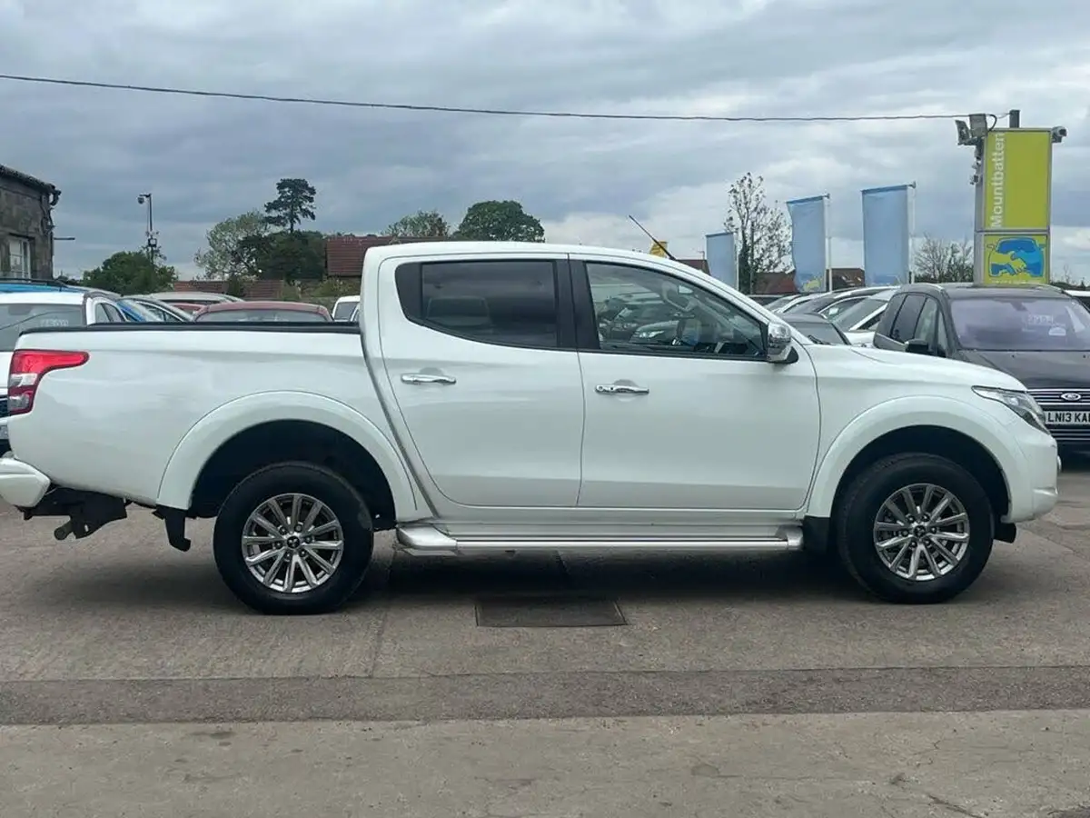 2018-mitsubishi-l200-24di-d-warrior-eu6-big-1