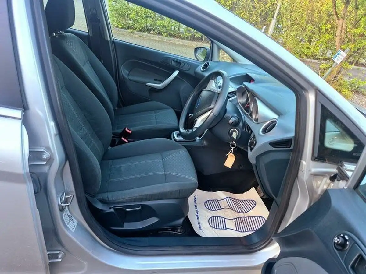 2010-ford-fiesta-14-zetec-96ps-5d-auto-big-9