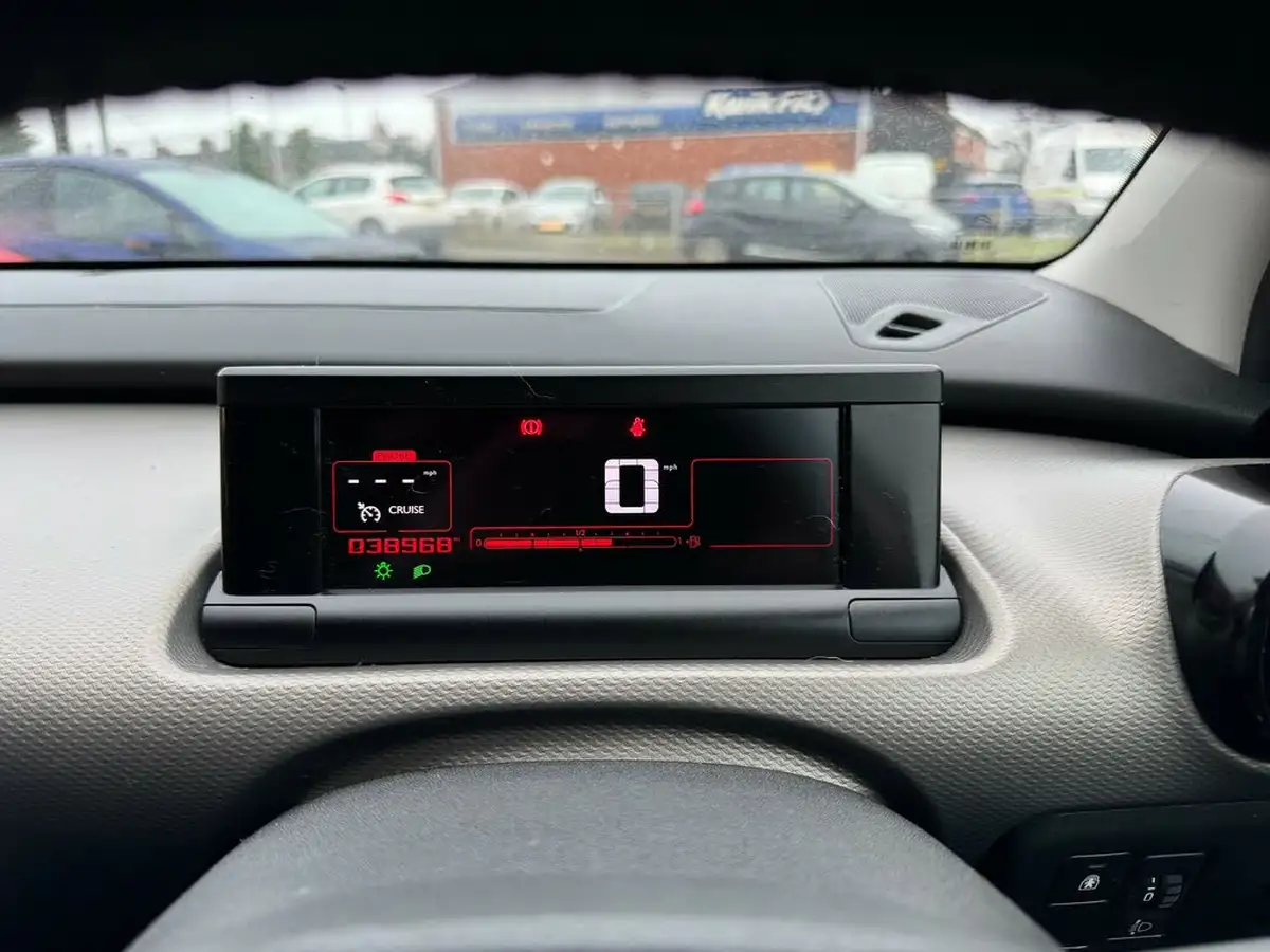 2015-citroen-c4-cactus-16bluehdi-flair-big-13