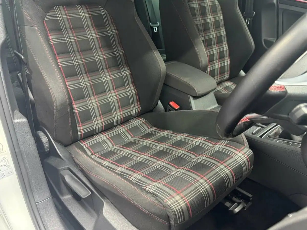 2018-volkswagen-golf-20-tsi-gti-5d-big-24