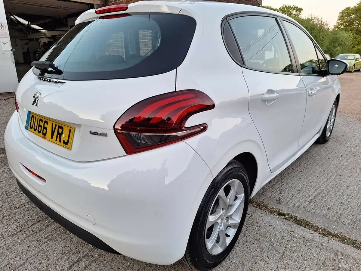 2016-peugeot-208-big-5