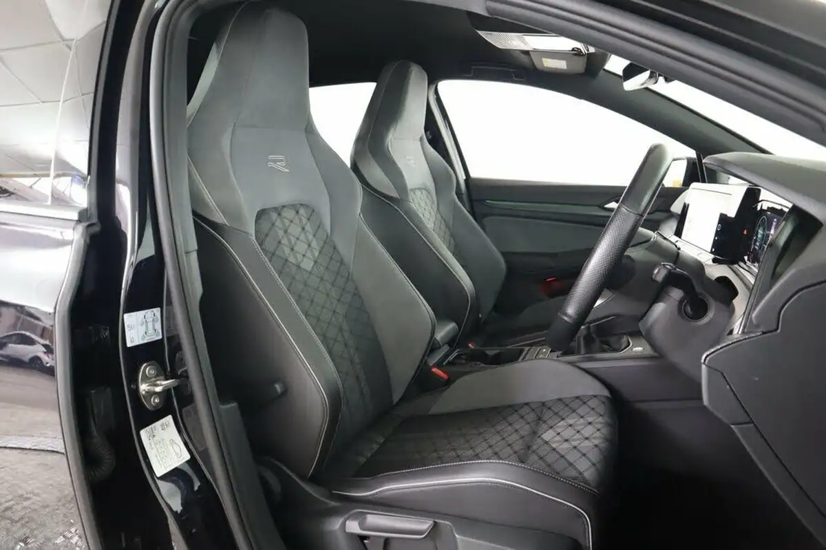 2022-volkswagen-golf-15-tsi-r-line-130ps-hatchback-big-10