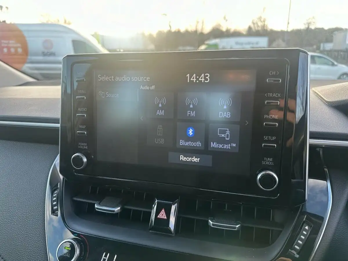 2020-toyota-corolla-18-vvt-i-icon-tech-saloon-4d-big-28